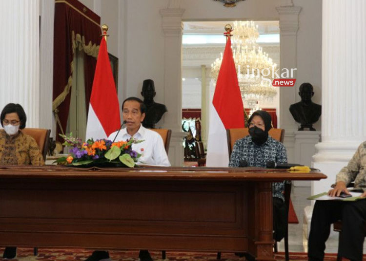 MENYAMPAIKAN: Presiden Jokowi didampingi Menteri Keuangan Sri Mulyani Indrawati, Menteri Sosial Tri Rismaharini, Menteri Energi dan Sumber Daya Mineral (ESDM) Arifin Tasrif menyampaikan kenaikan harga BBM bersubsidi di Istana Merdeka Jakarta padan Sabtu, 3 September 2022. (Istimewa/Lingkar.news)