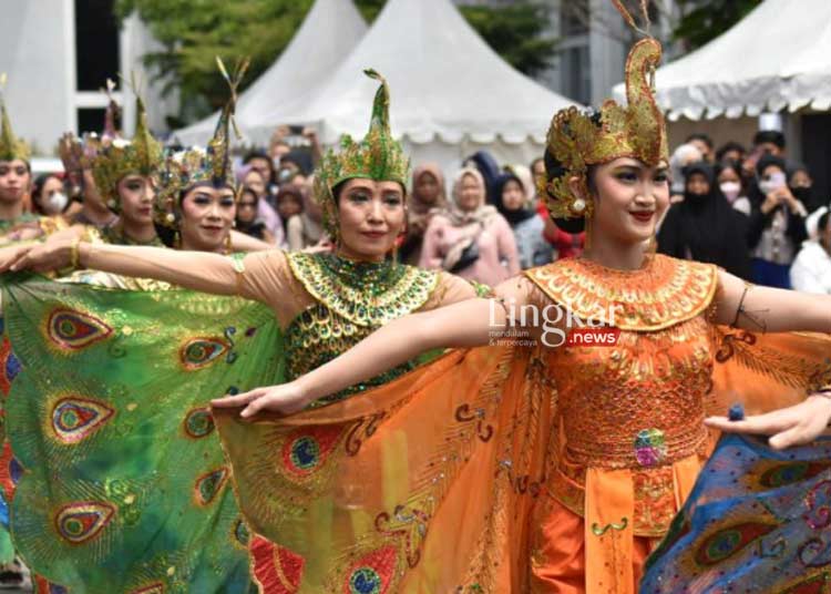 MEMUKAU: Sebanyak 1.027 orang menari Tari Merak Kolosal bertema "Merak Sadunya, Gotong Royong Perempuan Merawat Nusantara" di pelataran Gedung Sate Bandung pada Minggu, 18 September 2022. (Istimewa/Lingkar.news)