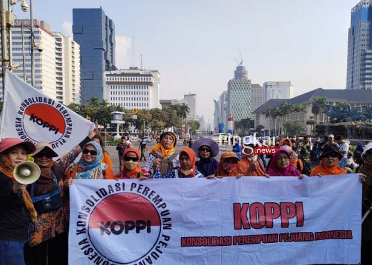 AKSI: Ibu-ibu yang tergabung dalam Konsolidasi Perempuan Pejuang Indonesia (KOPPI) menyuarakan aspirasi soal kebutuhan bahan pokok yang terpengaruh penyesuaian harga BBM, Kawasan Patung Kuda, Jakarta pada Kamis, 15 September 2022. (Istimewa/Lingkar.news)