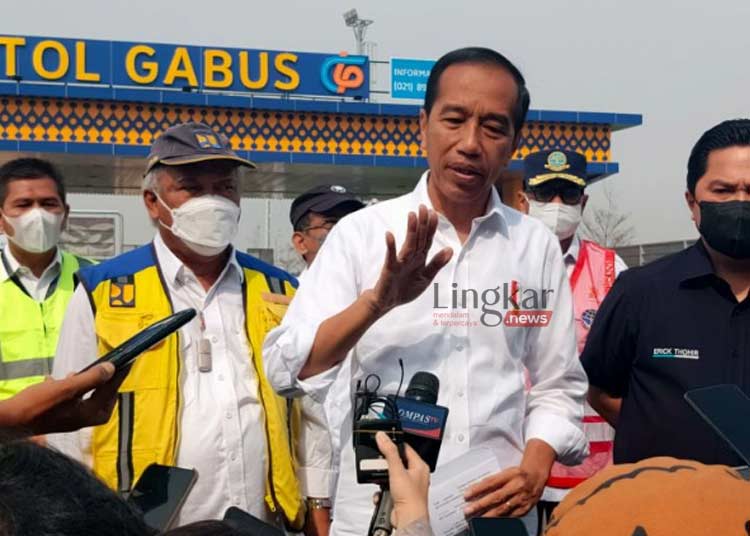 MENYAMPAIKAN: Presiden Jokowi memberikan keterangan kepada awak media di Gerbang Tol Gabus, Cibitung, Kabupaten Bekasi, Jawa Barat pada Selasa, 20 September 2022. (Istimewa/Lingkar.news)