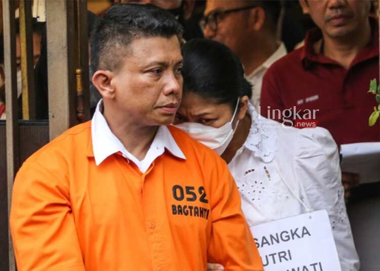 Tersangka Irjen Ferdy Sambo (kiri) bersama Istrinya tersangka Putri Candrawathi (kanan) keluar dari rumah dinasnya yang menjadi TKP pembunuhan Brigadir J di Jalan Duren Tiga Barat, Kompleks Polri Duren Tiga, Jakarta, Selasa (30/8/2022).