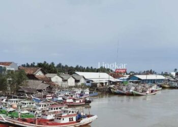 POTRET: Nelayan pesisir Pantai Binuangeun Kabupaten Lebak, Provinsi Banten tidak melaut akibat badai dan gelombang tinggi. (Istimewa/Lingkar.news)