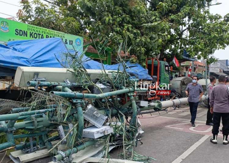 KECELAKAAN: Truk kontainer kecelakaan maut di Jalan Sultan Agung Kota Bekasi pada Rabu, 31 Agustus 2022. (Istimewa/Lingkar.news)