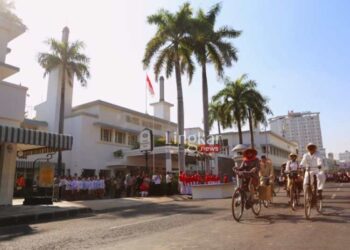 PERTUNJUKAN: Pertunjukan perobekan bendera di Hotel Majapahit dalam Drama Musikal Sejarah 'Berkibarlah Benderaku' yang digelar di Jalan Tunjungan pada Minggu, 18 September 2022. (Istimewa/Lingkar.news)