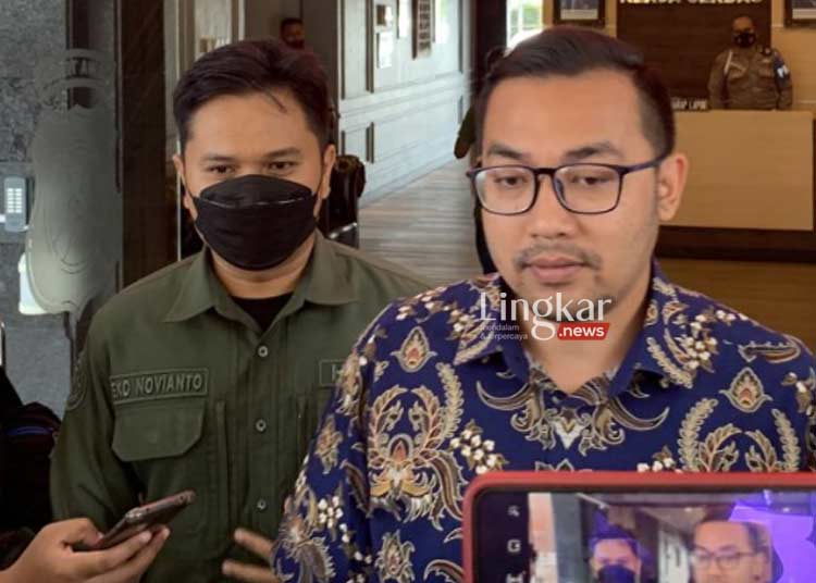 MENERANGKAN: Kasat Reskrim Polresta Malang Kota AKP Bayu Febrianto Prayoga (kanan) saat memberikan keterangan kepada media di Kota Malang pada Jumat, 2 September 2022. (Istimewa/Lingkar.news)