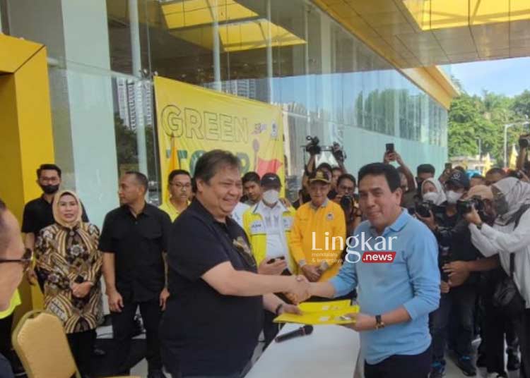 MENYERAHKAN: Ketua Umum DPP Partai Golkar, Airlangga Hartarto saat memberikan dokumen penyerahan mobil listrik kepada salah satu ketua DPD Golkar di Kantor DPP Partai Golkar, Slipi, Jakarta pada Sabtu, 22 Oktober 2022. (Istimewa/Lingkar.news)