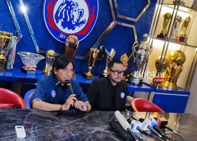 Arema FC Klaim Tak Jual Tiket Lebihi Kapasitas Stadion Kanjuruhan 1 KONFERENSI PERS: Media Officer Arema FC, Sudarmaji (kiri) saat menggelar konferensi pers di kantor manajemen Arema FC di Kota Malang pada Senin, 3 Oktober 2022. (Istimewa/Lingkar.news)