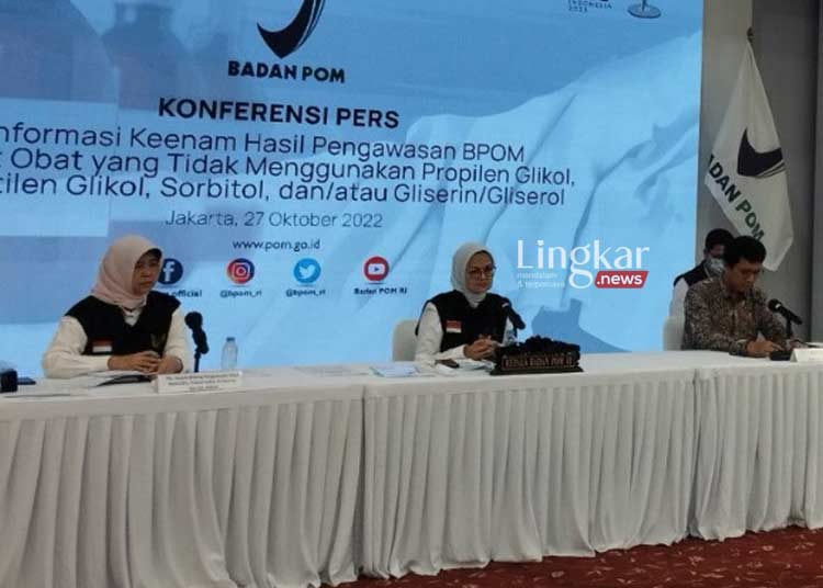 KONFERENSI PERS: Pelaksana Harian Deputi Bidang Pengawasan Obat, Narkotika, Psikotropika, Prekursor, dan Zat Adiktif BPOM Elin Herlina (kiri), Kepala BPOM Penny K. Lukito (tengah), dan Wakil Ketua Internal Komnas HAM 2017-2022 Munafrizal Manan (kanan) saat konferensi pers di BPOM, Jakarta pada Kamis, 27 Oktober 2022. (Istimewa/Lingkar.news)