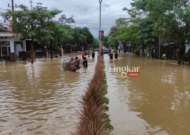 Banjir-Bandang-di-Trenggalek-Rendam-Permukiman-Hingga-Jalur-Utama-Kota