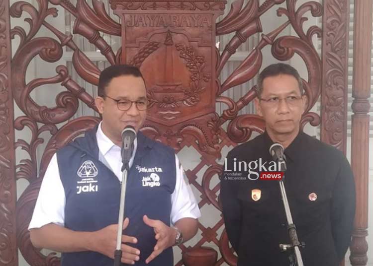 MENYAMPAIKAN: Gubernur DKI Jakarta, Anies Baswedan (kiri) bersama Penjabat (Pj) Gubernur DKI terpilih Heru Budi Hartono memberikan keterangan pers usai pertemuan informal soal suksesi kepemimpinan di Balai Kota Jakarta pada Rabu, 12 Oktober 2022. (Istimewa/Lingkar.news)