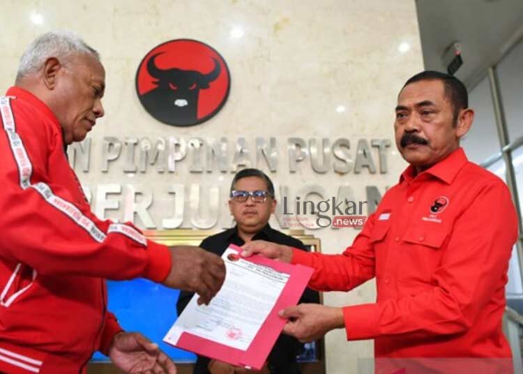 MENYERAHKAN: Ketua Dewan Kehormatan DPP PDI Perjuangan Komaruddin Watubun (kiri) menyerahkan surat peringatan keras kepada Ketua DPC PDI Perjuangan Kota Surakarta F.X. Hadi Rudyatmo (kanan) dengan disaksikan Sekjen Hasto Kristiyanto di Jakarta pada Rabu, 26 Oktober 2022. (Istimewa/Lingkar.news)