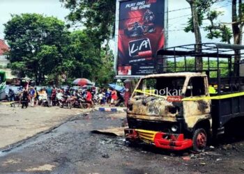 BENCANA SOSIAL: Dua mobil ikut jadi korban pembakaran saat kericuhan pascapertandingan Arema FC lawan Persebaya Surabaya di Stadion Kanjuruhan, Malang, Jawa Timur pada Sabtu, 1 Oktober 2022. (Istimewa/Lingkar.news)