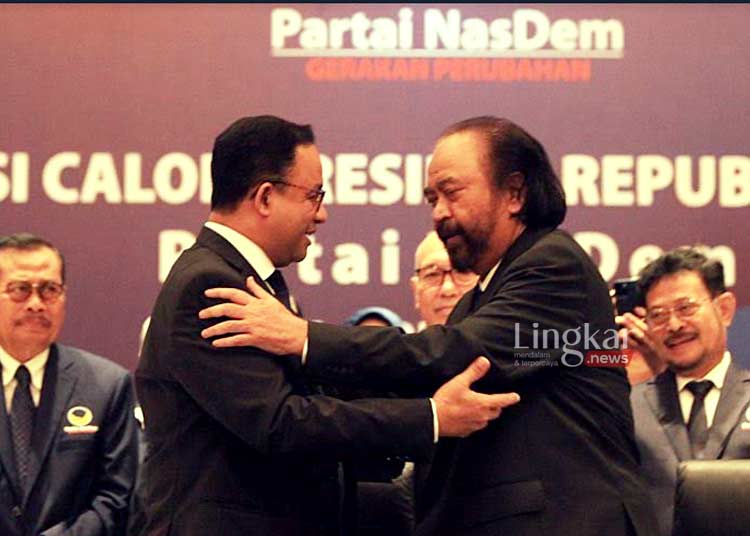 AKRAB: Ketua Umum Partai NasDem, Surya Paloh (kedua kanan) memeluk bakal calon presiden yang diusung NasDem pada Pemilihan Presiden (Pilpres) 2024, Anies Baswedan (kedua kiri) saat Deklarasi Calon Presiden. (Istimewa/Lingkar.news)