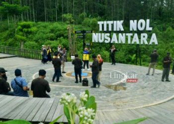 REKREASI: Sejumlah pengunjung yang difasilitasi Balai Wilayah Sungai Kalimantan IV Samarinda berada di Titik Nol Nusantara pada Kamis, 6 Oktober 2022. (Istimewa/Lingkarjateng.id)