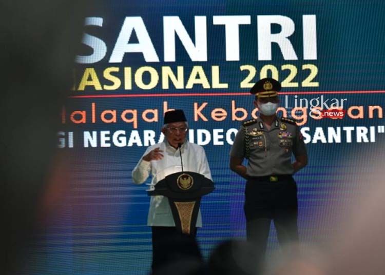 MENYAMPAIKAN: Wakil Presiden Republik Indonesia (RI), Ma’ruf Amin memberikan sambutan dalam acara peringatan Hari Santri Nasional 2022 di Kantor Kemenkopolhukam, Jakarta pada Jumat, 21 Oktober 2022. (Istimewa/Lingkar.news)