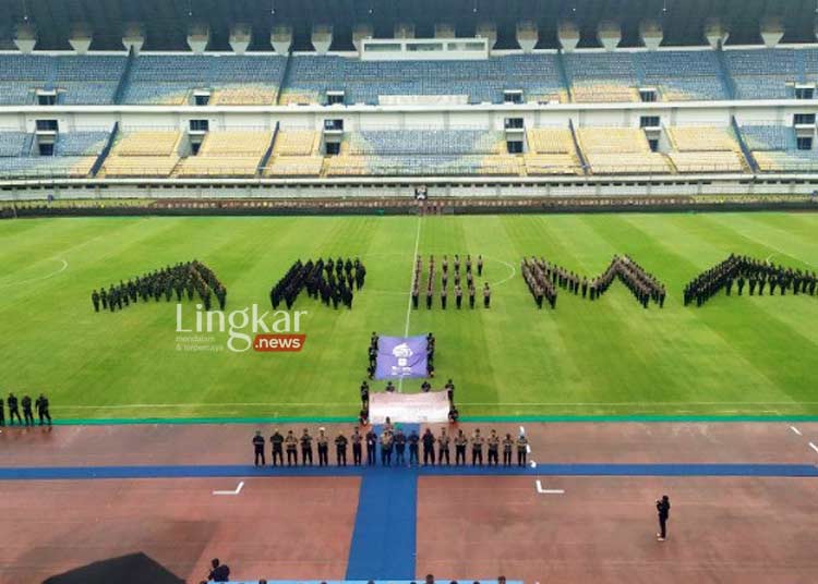 DOA BERSMA: Ratusan personel TNI dan Polri berbaris membentuk konfigurasi bertuliskan Arema saat kegiatan doa bersama untuk korban tragedi Kanjuruhan, Malang, di Stadion Gelora Bandung Lautan Api (GBLA), Kota Bandung, Jawa Barat pada Minggu, 2 Oktober 2022. (Istimewa/Lingkar.news)