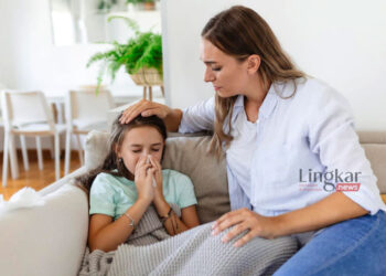 ILUSTRASI: Anak tengah terserang flu dan batuk. (Freepik @stefamerpik/Lingkarjateng/id)