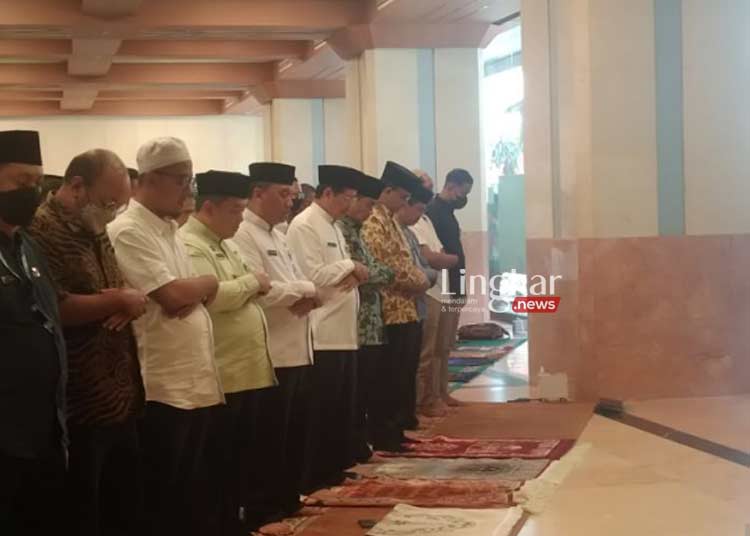 BERIBADAH: Gubernur DKI Jakarta, Anies Baswedan (batik krem) melaksanakan shalat Jumat terakhir di Balai Kota Jakarta pada Jumat, 14 Oktober 2022. (Istimewa/Lingkar.news)