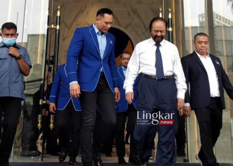 Ketua Umum DPP Partai NasDem Surya Paloh (tengah) bersama Ketua Umum DPP Partai Demokrat Agus Harimurti Yudhoyono (kiri). (Istimewa/Lingkar.news)