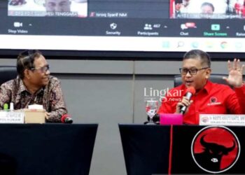 DISKUSI: Sekjen DPP PDI Perjuangan Hasto Kristiyanto (kanan) dalam Focus Group Discussion yang mengusung tema "Reformasi Sistem Hukum Nasional: Pendekatan Ideologi, Konstitusi, dan Budaya Hukum" di Sekolah Partai PDI Perjuangan, Jakarta Selatan pada Kamis, 13 Oktober 2022. (Istimewa/Lingkar.news)