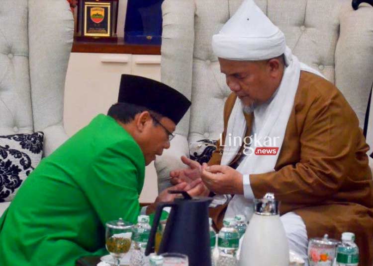 SUNGKEM: Plt Ketua Umum PPP, Muhammad Mardiono bertemu Syekh Ismail Royan di Pondok Pesantren (Ponpes) Babussalam, Pekanbaru, Riau pada Minggu, 2 Oktober 2022. (Istimewa/Lingkar.news)