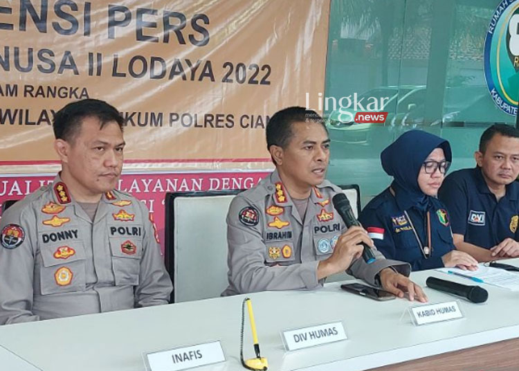 MENYAMPAIKAN: Pembina Tingkat I Disaster Victim Identification (DVI) Indonesia dr. Paula Lihawa (kedua kanan) menyampaikan keterangan pers mengenai pengidentifikasian jenazah korban gempa di RSUD Sayang, Kabupaten Cianjur, Provinsi Jawa Barat pada Senin, 28 November 2022. (Istimewa/Lingkar.news)