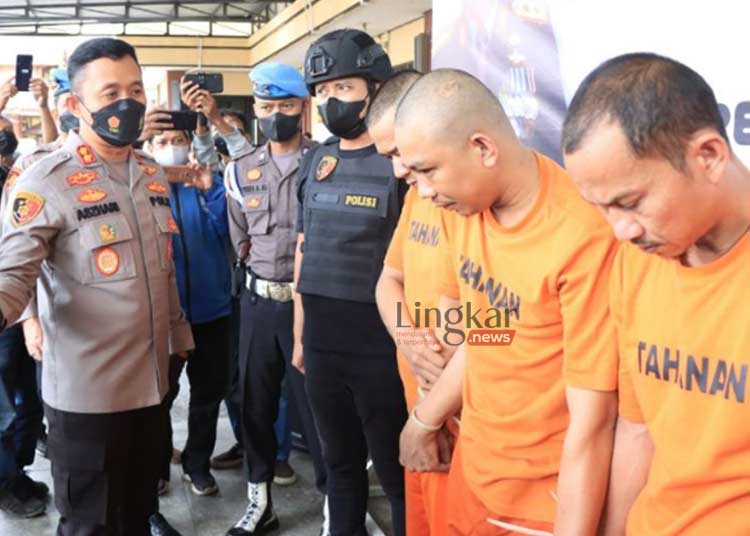 GELAR PERKARA: Kepala Kepolisian Resor Tasikmalaya Kota AKBP Aszhari Kurniawan menunjukkan tersangka saat jumpa pers pengungkapan kasus pencurian kendaraan bermotor di Tasikmalaya, Jawa Barat. (Istimewa/Lingkar.news)