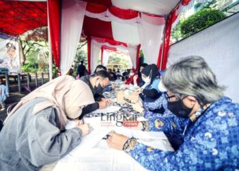 SIMBOLIS: Sejumlah pelaku UMKM menerima penyaluran bantuan modal di Kota Bandung, Jawa Barat pada Selasa, 29 November 2022. (Istimewa/Lingkar.news)