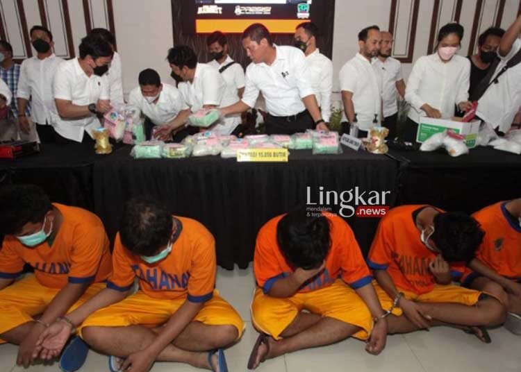 GELAR PERKARA: Aparat Polda Jatim dan Polrestabes Surabaya menunjukkan sejumlah pengedar narkoba yang diduga sindikat jaringan internasional setelah mengamankan barang bukti di antaranya sabu-sabu seberat 36 kilogram di Surabaya. (Istimewa/Lingkar.news)