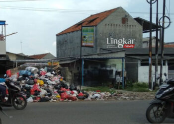 ILUSTRASI: Tumpukan sampah di tempat penampungan sementara sampah. (Istimewa/Lingkar.news)