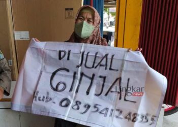 MEMBAWA POSTER: Enik Ekawati, Kelurahan Latasari, Tuban, Jawa Timur saat berada di Dinas Sosial setempat karena aksi viralnya yang menjual ginjal demi bayar utang pinjol anaknya. (Istimewa/Lingkar.news)