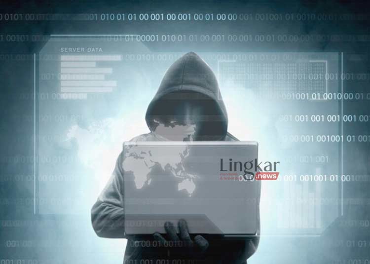 ILUSTRASI: Seorang hacker meretas data melalui laptop. (Freepik @h9images/Lingkar.news)