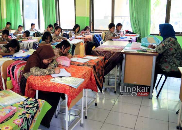 BELAJAR: Suasana belajar mengajar di salah satu sekolah di Kota Surabaya, Jawa Timur. (Istimewa/Lingkarjateng.id)