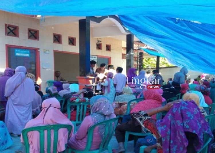 ILUSTRASI: Pencairan bantuan sosial BLT BBM di Sumenep, Jawa Timur. (Istimewa/Lingkar.news)