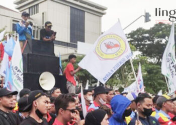 Demo di Kantor Gubernur Jateng, Buruh Ngotot Minta UMK Naik 13 Persen