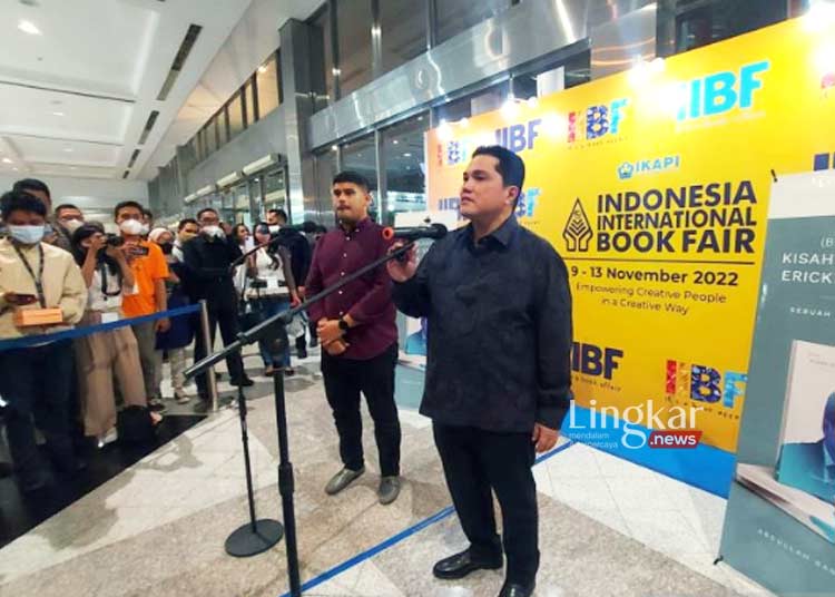 MENYAMPAIKAN: Menteri Badan Usaha Milik Negara (BUMN), Erick Thohir, memberikan keterangan kepada wartawan usai peluncuran buku biografi (Bukan) Kisah Sukses Erick Thohir di JCC Senayan Jakarta baru-baru ini. (Istimewa/Lingkar.news)