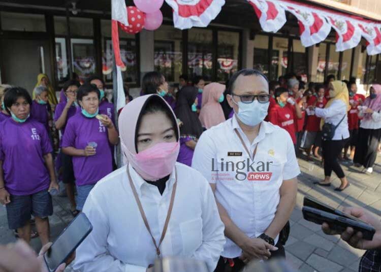 MENYAMPAIKAN: Kepala Dinas Sosial (Dinsos) Kota Surabaya, Anna Fajriatin saat memberikan keterangan pada awak media. (Istimewa/Lingkar.news)