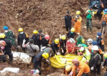 MENGEVAKUASI: Tim Pencarian dan Pertolongan (SAR) Gabungan mengevakuasi dua jenazah yang terkubur tanah akibat gempa bumi di Desa Cijedil, Kecamatan Cugenang, Kabupaten Cianjur, Provinsi Jawa Barat. (Istimewa/Lingkar.news)