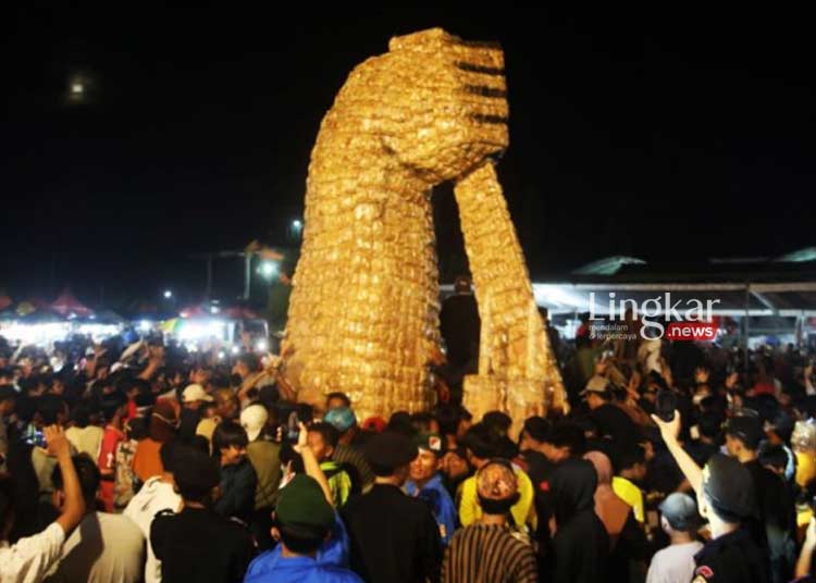 Festival Banjir Tahu Kunir Lumajang, Tumpeng Tahu Setinggi 6 Meter Lebih Diarak Warga 1 MERIAH: Masyarakat mengarak tumpeng tahu raksasa berbentuk tangan dalam Festival Banjir Tahu di Desa Kunir Kidul, Kabupaten Lumajang pada Minggu, 13 November 2022 malam. (Istimewa/Lingkar.news)