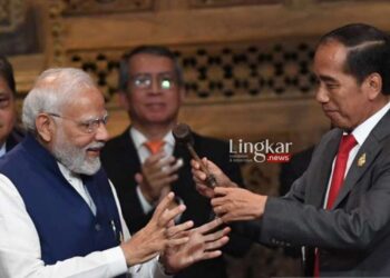 WORKING SESSION: Presiden Joko Widodo (kanan) menyerahkan palu kepemimpinan G20 kepada Perdana Menteri India Narendra Damodardas Modi (kiri) pada penutupan Working Session 3 KTT G20 Indonesia 2022 di Nusa Dua, Bali pada Rabu, 16 November 2022. (Istimewa/Lingkar.news)