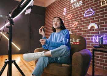 KOMUNIKATIF: Seorang kreator konten tengah live streaming. (Istimewa/Lingkar.news)