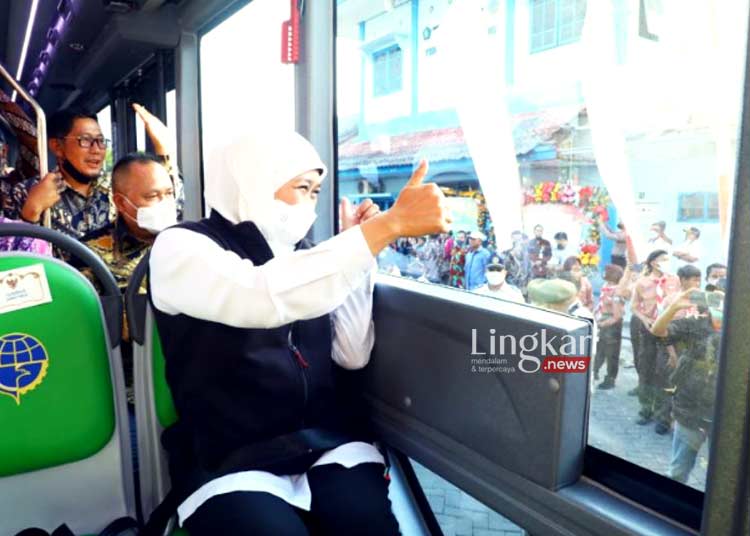 MENYAPA: Gubernur Jawa Timur, Khofifah Indar Parawansa saat meresmikan bus Trans Jatim pada Agustus lalu. (Istimewa/Lingkar.news)