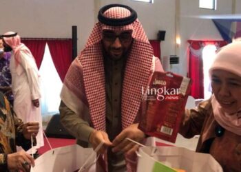 KERJA SAMA: Gubernur Jatim, Khofifah Indar Parawansa (kanan) saat memimpin kegiatan Business Gathering & Mini Expo dengan para pengusaha di Jeddah, Arab Saudi pada Selasa, 29 November 2022. (Istimewa/Lingkar.news)