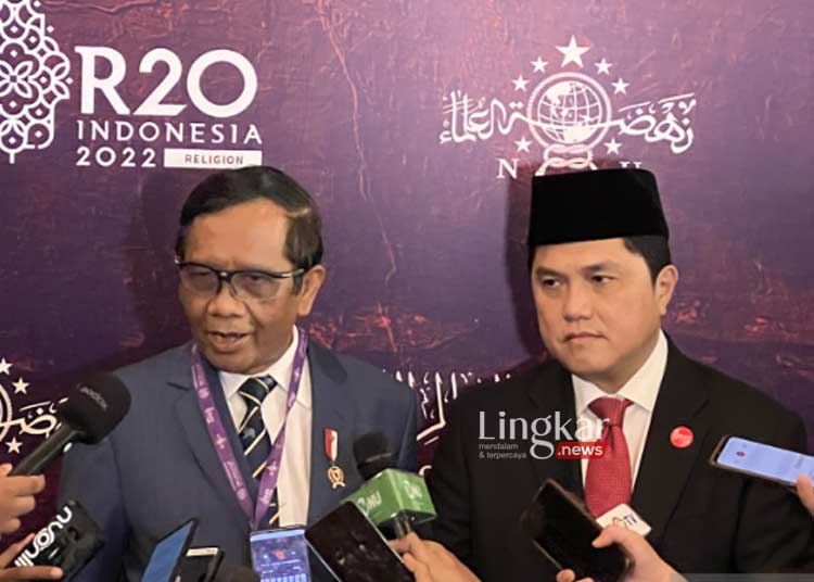 MENYAMPAIKAN: Menteri Koordinator Bidang Politik, Hukum, dan Keamanan Mahfud MD (kiri) memberikan keterangan kepada wartawan bersama Menteri BUMN Erick Thohir (kanan) dalam G20 Religion Forum (R20), Nusa Dua, Badung, Bali pada Rabu, 2 November 2022. (Istimewa/Lingkar.news)