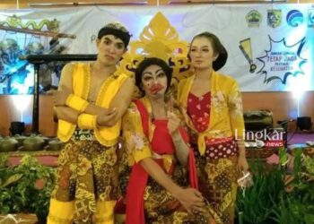 MEMBANGGAKAN: D’Cangik Group diinisiasi oleh tiga remaja yang ingin nguri-nguri budaya jawa. (Istimewa/Lingkar.news)