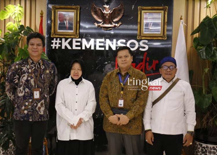 FOTO BERSAMA: Menteri Sosial Tri Rismaharini audiensi dengan jajaran Dewan Transportasi Kota Jakarta (DTKJ) di Kantor Kementerian Sosial, Jakarta pada Rabu, 16 November 2022. (Istimewa/Lingkar.news)
