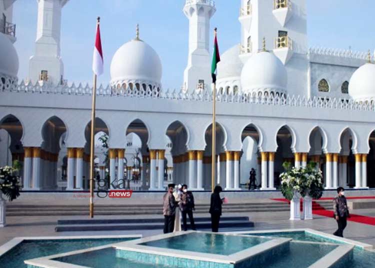 POTRET: Masjid Raya Sheikh Zayed yang baru diresmikan oleh Presiden Jokowi, terlihat dari depan di Kelurahan Gilingan, Kecamatan Banjarsari Solo, Jawa Tengah pada Senin, 14 November 2022. (Istimewa/Lingkar.news)).