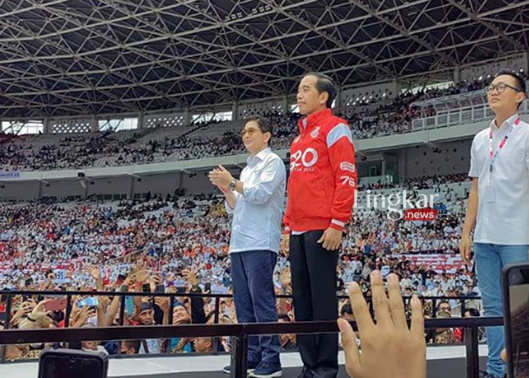 MENGHADIRI: Presiden Joko Widodo (Jokowi) (tengah) menghadiri kegiatan Nusantara Bersatu, di Stadion Gelora Bung Karno, Jakarta pada Sabtu, 26 November 2022. (Istimewa/Lingkar.news)