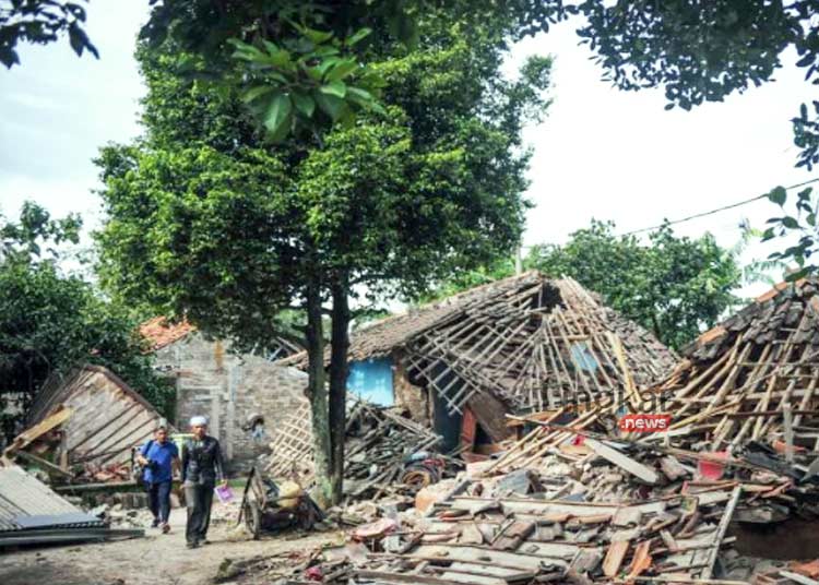 RUSAK PARAH: Warga melintas di depan sejumlah rumah yang roboh akibat gempa di Kampung Selakawung Tengah, Kabupaten Cianjur, Jawa Barat pada Selasa, 22 November 2022. (Istimewa/Lingkarjateng.id)