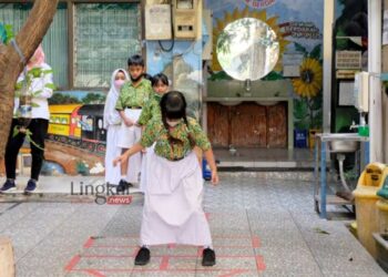 BERMAIN: Anak-anak bermain di halaman satu sekolah dasar di Kota Surabaya. (Istimewa/Lingkar.news)